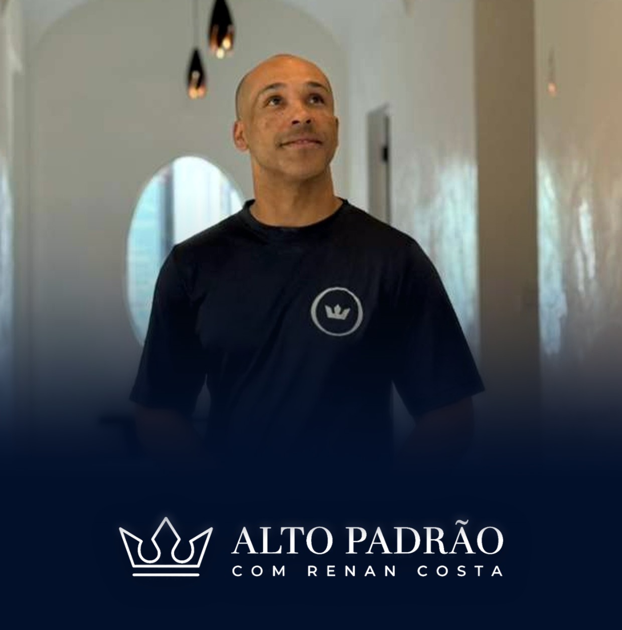 Renan Costa em ambiente com acabamento de alto padrão